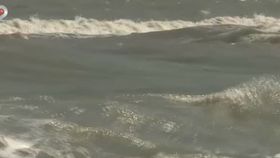 VIDEO Zeci de salvări din marea agitată. Zeci de turiști au fost la un pas să se înece